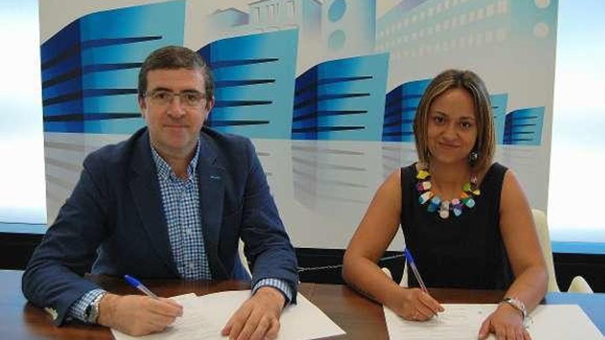 Firma del convenio por parte del gerente del Sergas en Vigo, Félix Rubial, y la presidenta de Bicos de Papel, Natalia Diesde. // FdV