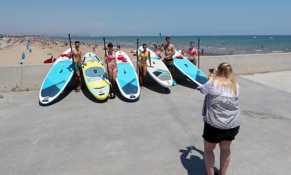 Primer día tras el estado de alarma: playas, centros comerciales y vuelos en Manises