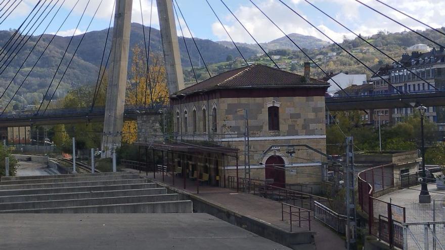 Langreo reclama al Adif que dé nuevos usos a las estaciones que cerrarán cuando los trenes circulen por el tramo soterrado