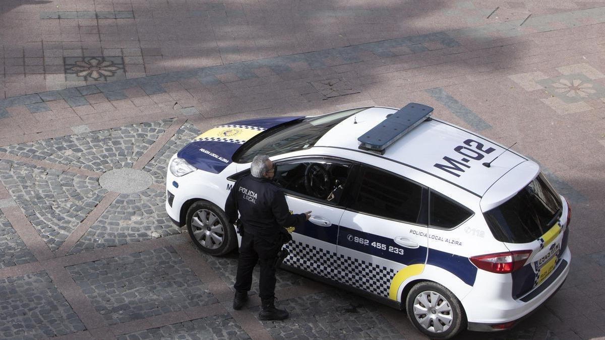 Un vehículo de la Policía Local de Alzira, en una imagen de archivo.
