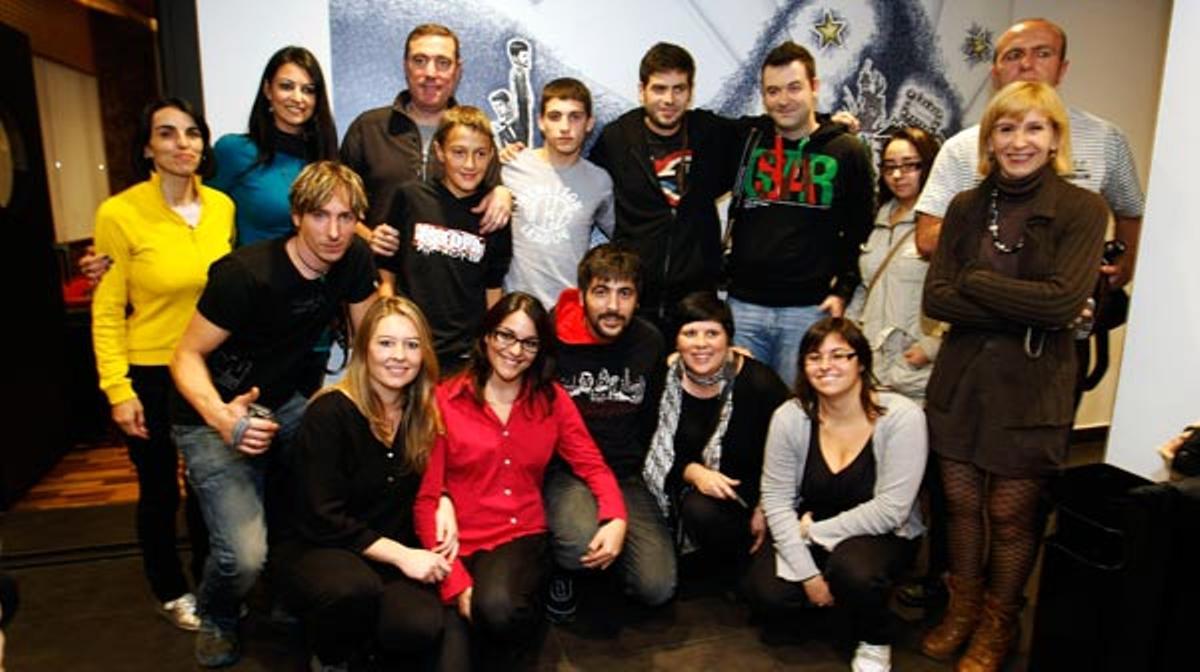 Després de guanyar un sorteig, 12 lectors d’El Periódico visiten Estopa al seu estudi de gravació de Sant Feliu de Llobregat.