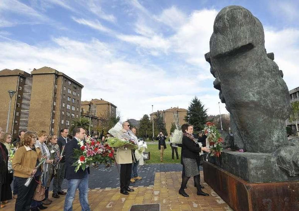 Una de las ofrendas ante el Monumento al Minero, en Vega de Arriba.