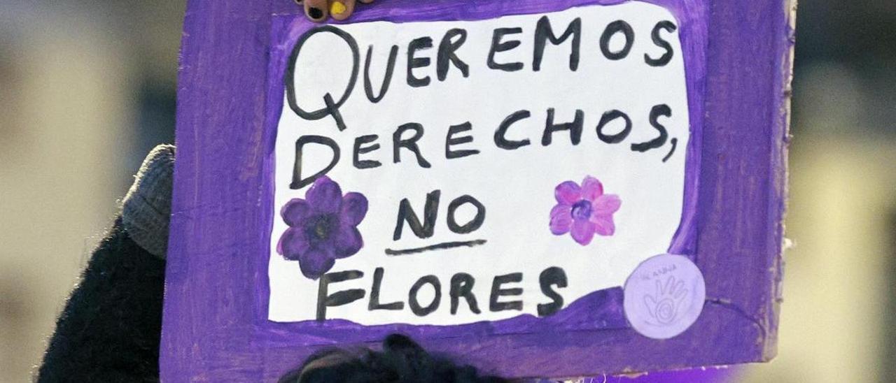 Una mujer alza una pancarta en la manifestación feminista del 8M en Valencia.