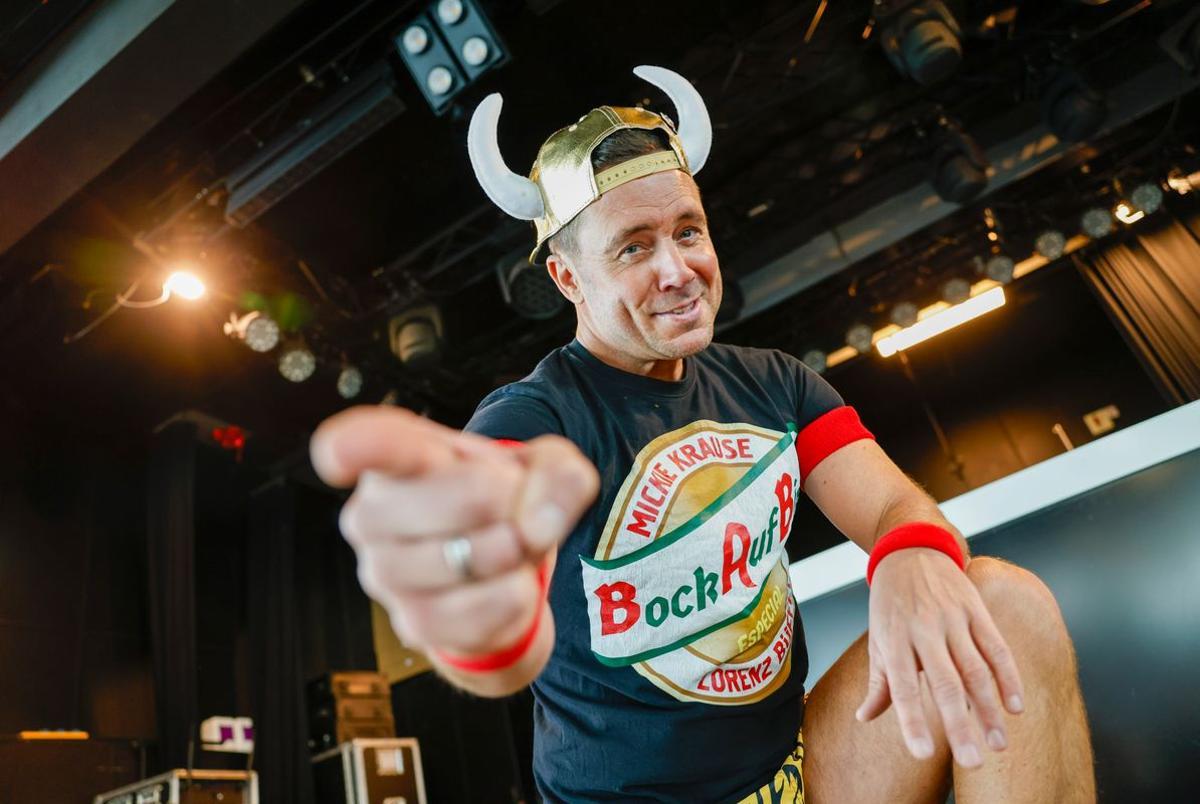 Partysänger Lorenz Büffel steht auf der Bühne eines Partyschiffs. Sein 20-jähriges Jubiläum feiert der Österreicher mit einer Party auf dem Rhein am 7. März.
