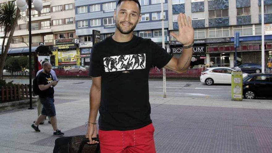 Florin Andone, a su llegada ayer a la ciudad.