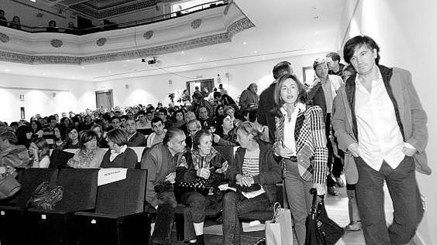 Carlos López Otín, al entrar al teatro Riera. A su lado, la consejera Ana Rosa Migoya y, detrás, Javier Fernández.