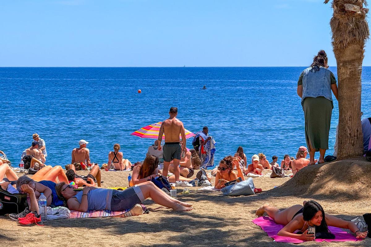 La playa de la Malagueta se llena de gente por el aumento de temperaturas este mes de abril La playa de la Malagueta se llena de gente por el aumento de temperaturas este mes de abril