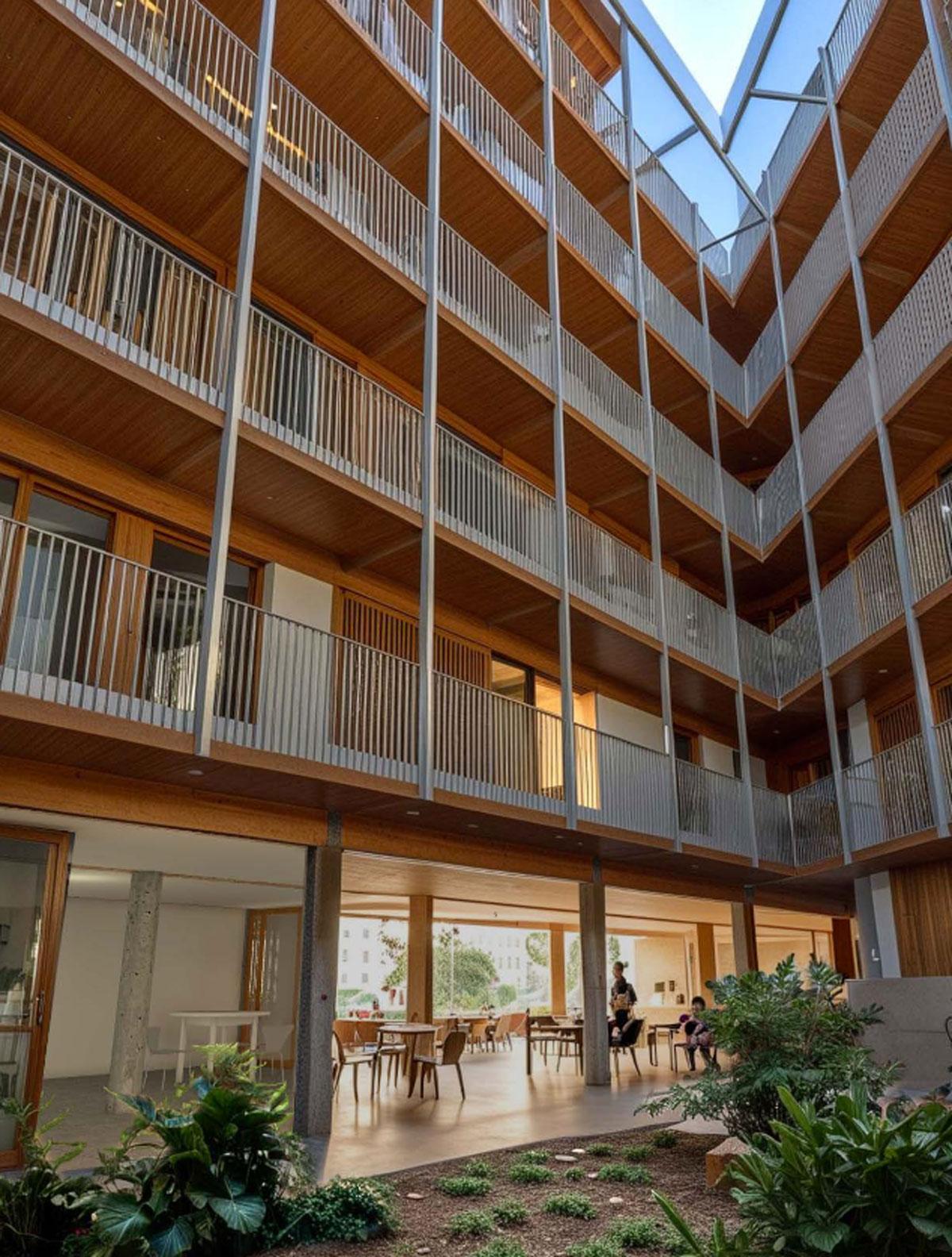 Patio del edificio As Lavandeiras.