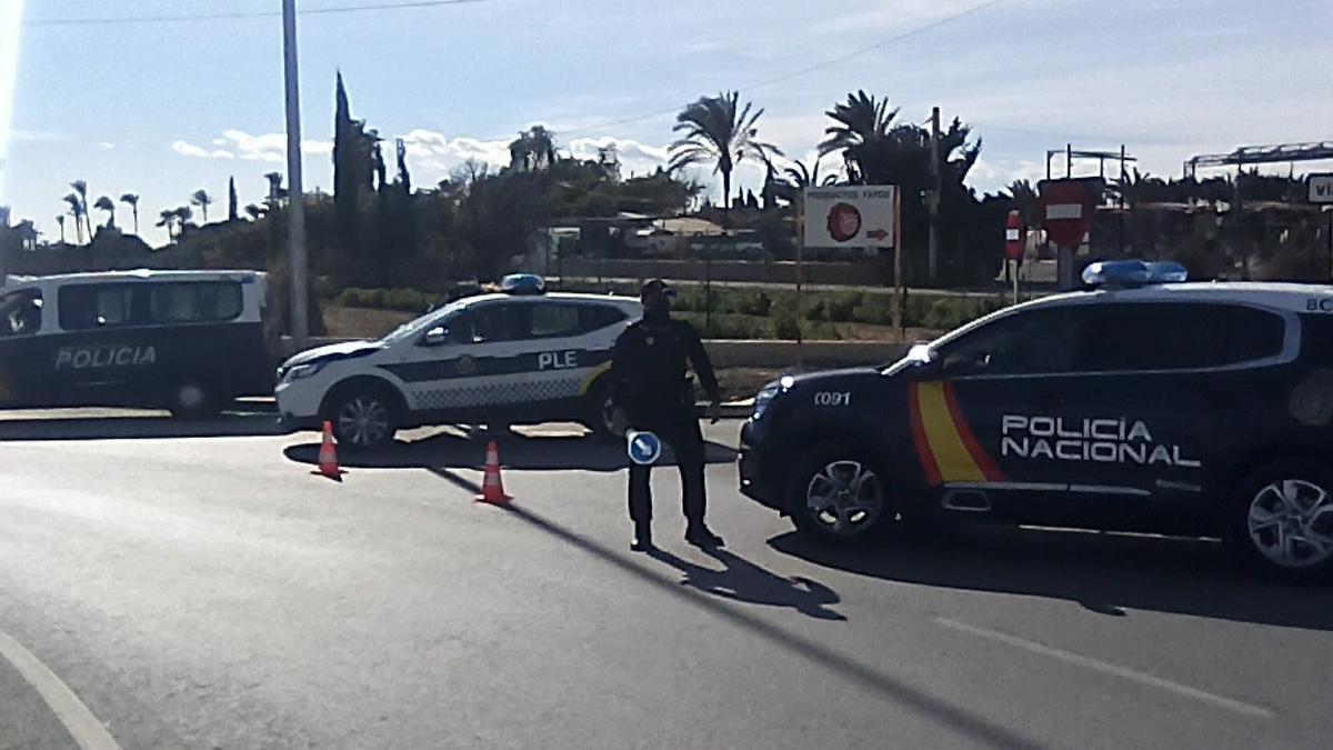 Imagen de los controles llevados a cabo por las autoridades en las inmediaciones de las pedanías de Elche