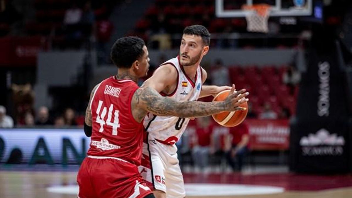 Spissu, defendido por Campbell, del Cholet, en el último partido europeo del Casademont Zaragoza en el Príncipe Felipe.