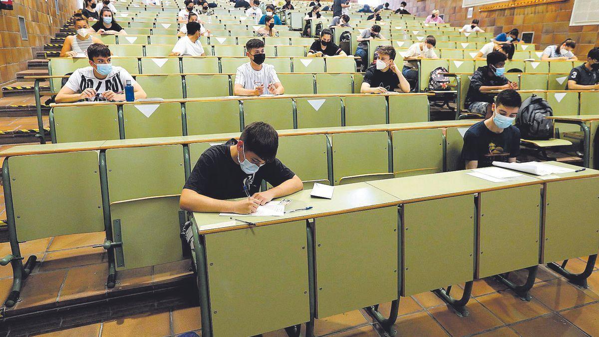 Un grupo de alumnos realizan un examen en la Universidad de Zaragoza.