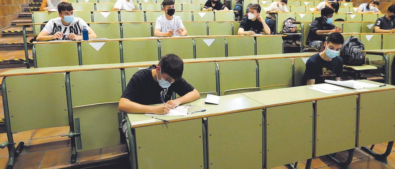 Un grupo de alumnos realizan un examen en la Universidad de Zaragoza.