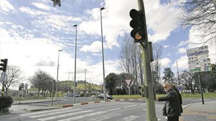 Las autoescuelas y los conductores cacereños, contra la luz ámbar intermitente