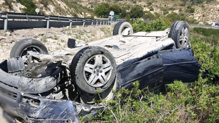 El coche accidentado en El Campello.