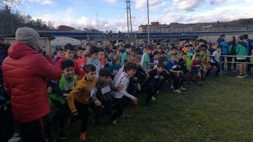 Un millar de escolares participan en el cross de Langreo