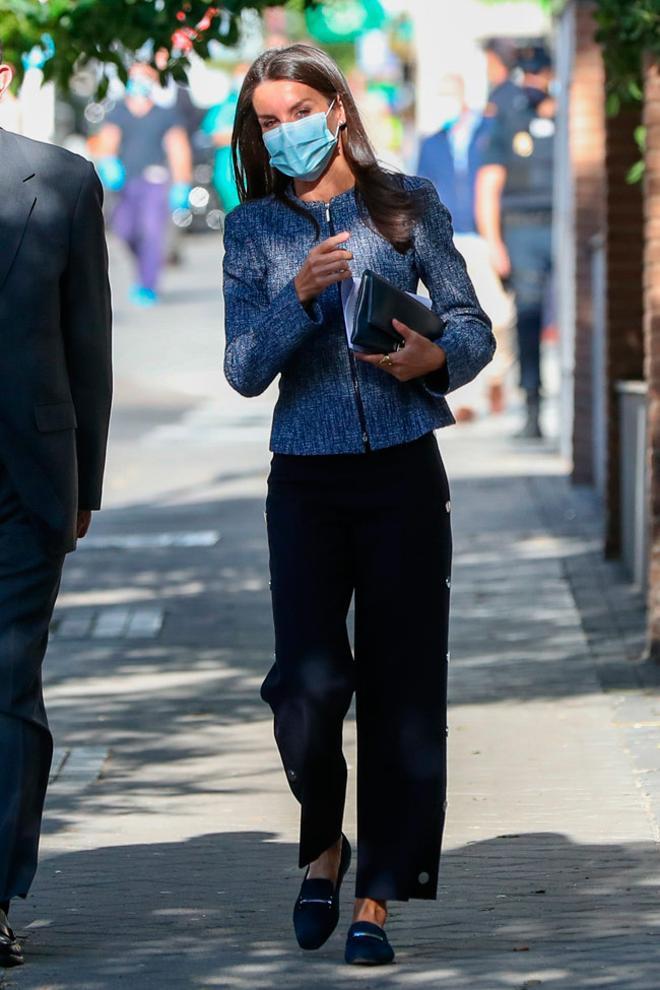 El look de la reina Letizia con chaqueta y pantalón de Hugo Boss y mocasines