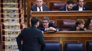 Archivo - El portavoz de ERC en el Congreso, Gabriel Rufián (i), conversa con el portavoz del PSOE en el Congreso, Patxi López (d), durante una sesión plenaria