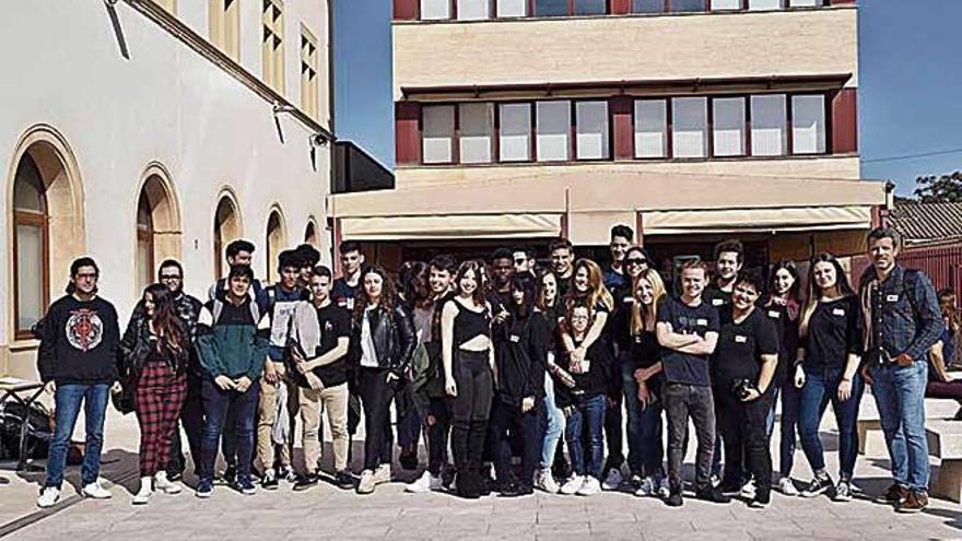 Alumnos y profesores del Cesag, ayer, tras los actos.