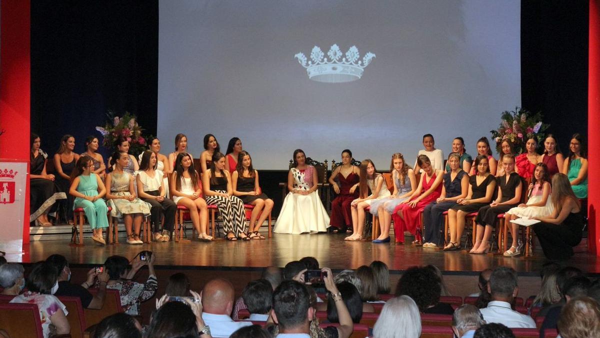 El broche de oro del evento lo puso un ramillete de fuegos artificiales lanzado a las puertas del teatro.