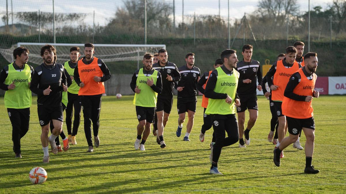 Los jugadores del Zamora CF realizan carrera continúa, incluyendo a los recién llegados Jordan y Pau Torres.