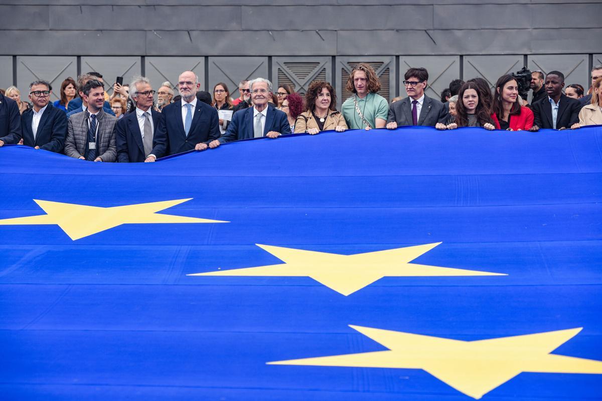 El presidente de la Generalitat de Catalunya, Salvador Illa, el ex primer ministro de Italia y expresidente de la Comisión Europea, Romano Prodi, y el conseller de Exteriores, Jaume Duch, durante el acto institucional por el Día de Europa