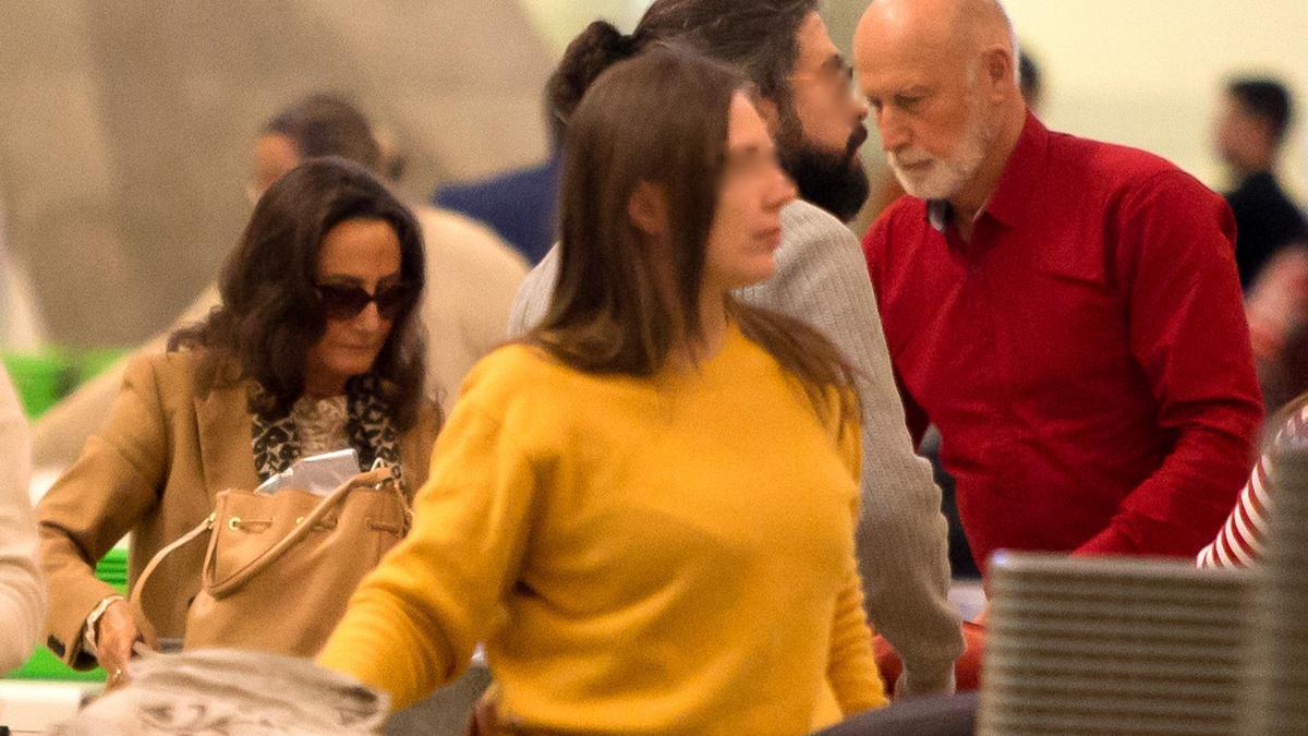 Paloma Rocasolano y Marcus Brandler, en el aeropuerto de Madrid