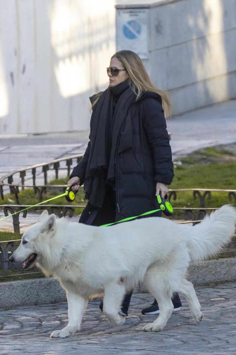 Genoveva Casanova con su perro en Madrid