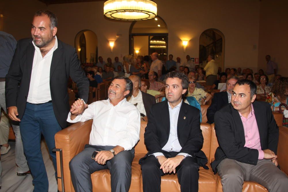 En un acto en el Casino Eldense junto a los exalcaldes de Petrer y Sax en octubre de 2013