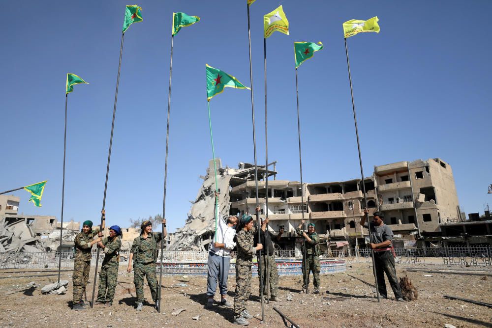 Fighters of Syrian Democratic Forces place flags ...
