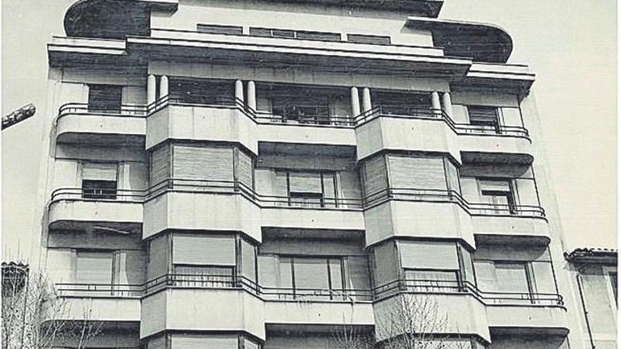 La casa Ques a la plaça del Mercat d’Enric Juncosa.