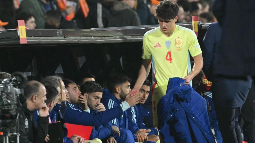 Pau Cubarsí sale del terreno de juego tras lesionarse durante el Países Bajos-España del jueves.