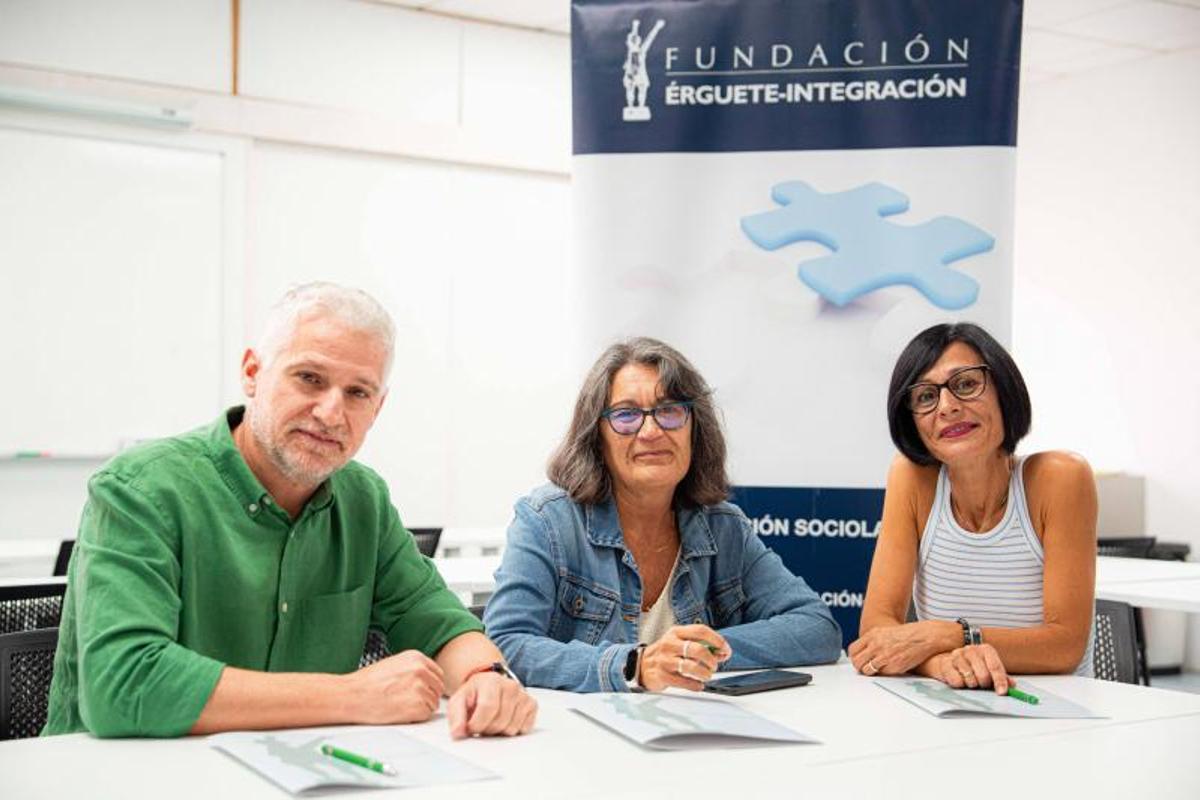 De izquierda a derecha, el presidente de la Fundación Érguete-Integración, Rubén Cagiao Avendaño, la directora, Ana M. Álvarez, y la coordinadora del programa Itinere, María Rodríguez