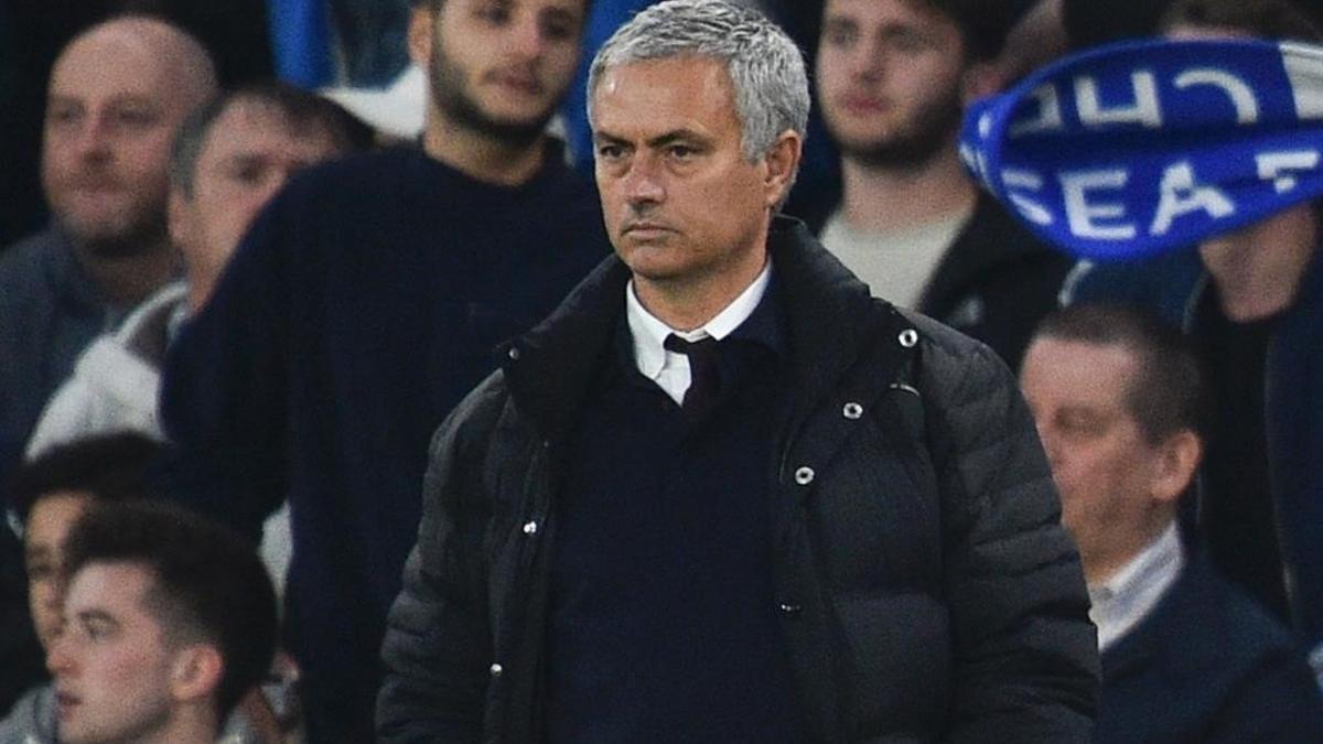 José Mourinho contempla la goleada que sufre el Manchester United en su visita al Chelsea en Stamford Bridge (4-0).