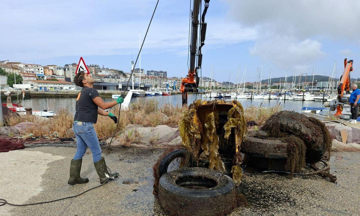 Logran retirar 2.500 kilos de basura marina en el puerto de Portonovo