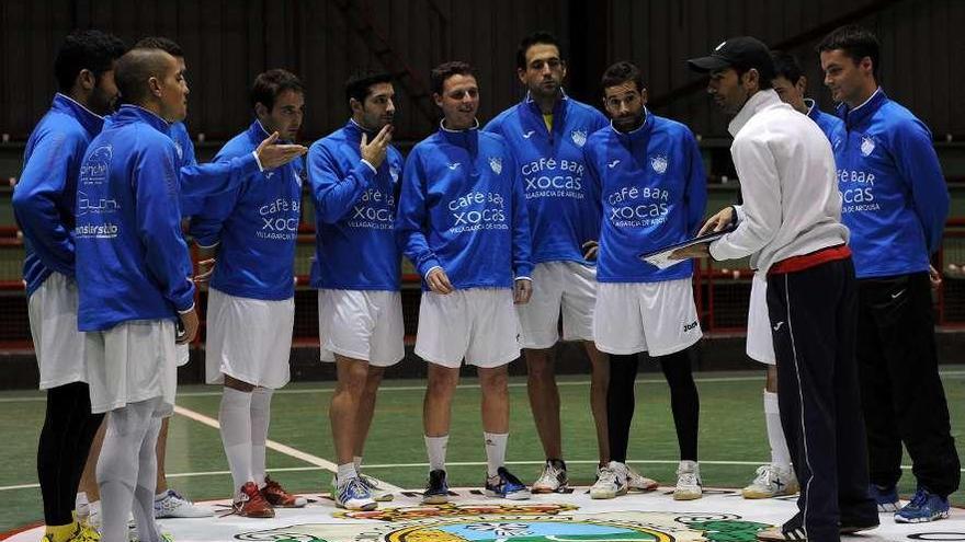 Juáncar da instrucciones a sus pupilos durante un entrenamiento. // Bernabé/Javier Lalín