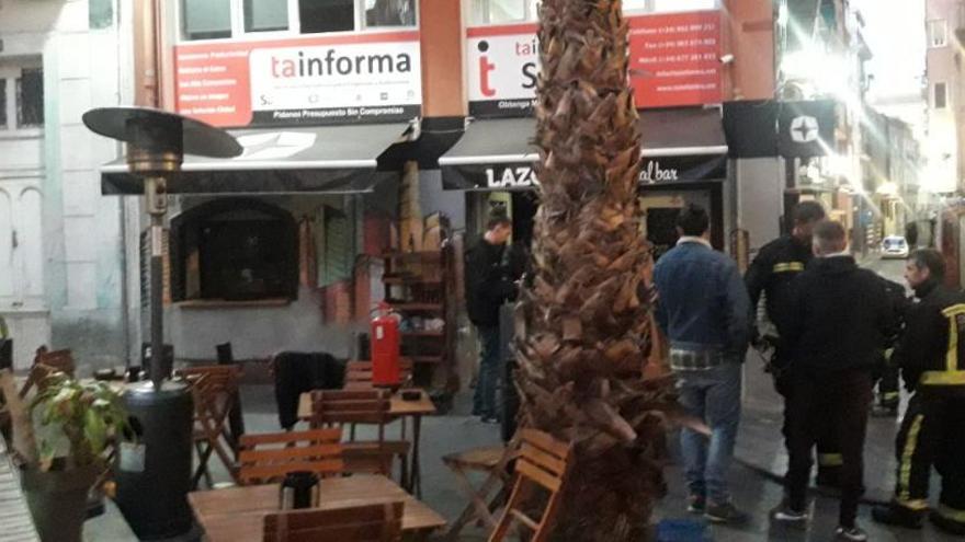 Un incendio en un bar de Alicante calcina la cocina y causa una deflagración