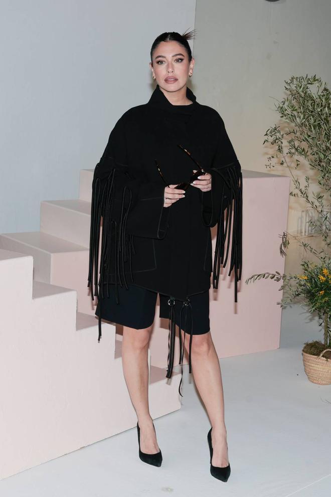 Blanca Suárez con look en negro compuesto por bermudas, tacones y chaqueta con flecos