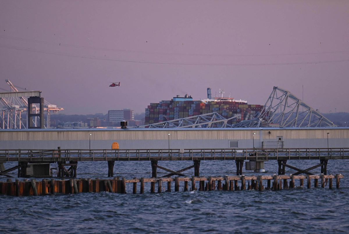 Un barco carguero  impacta contra el puente Francis Scott Key en Baltimore