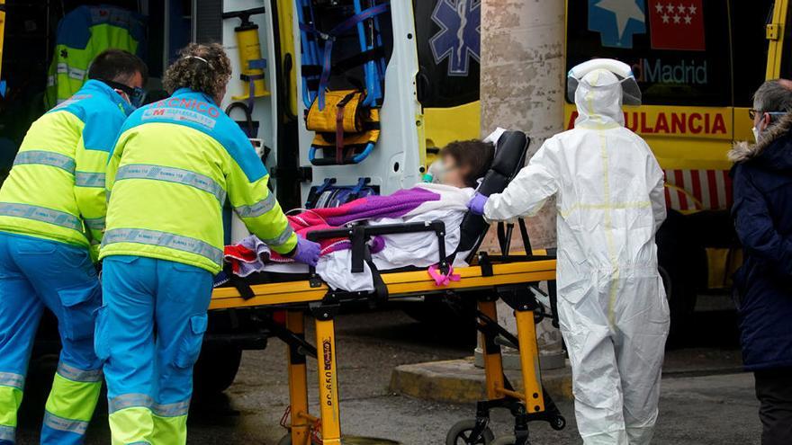 Sanitarios trasladan a un paciente en Madrid.