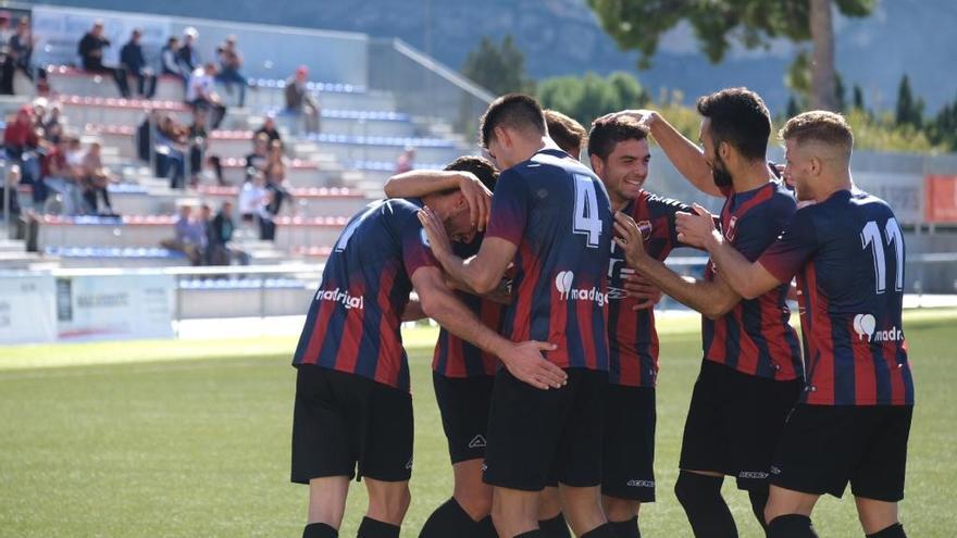 Los jugadores azulgranas celebran el primer tanto de Mario Uclés.