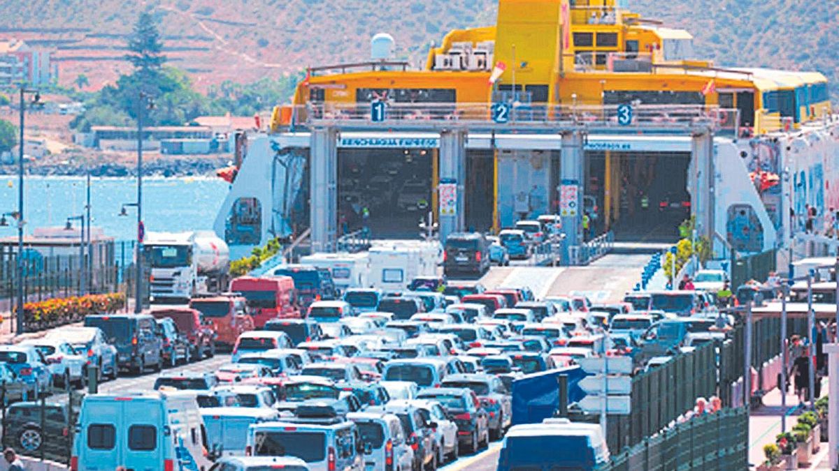 Imagen de archivo del acceso a un ferry en el puerto de Los Cristianos.