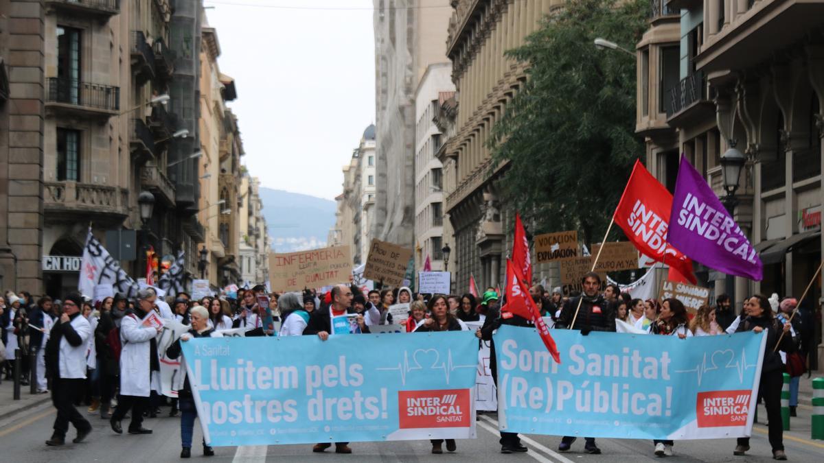 Capçalera de la manifestació que mig miler de professionals de la salut han dut a terme aquest dimarts a Barcelona.