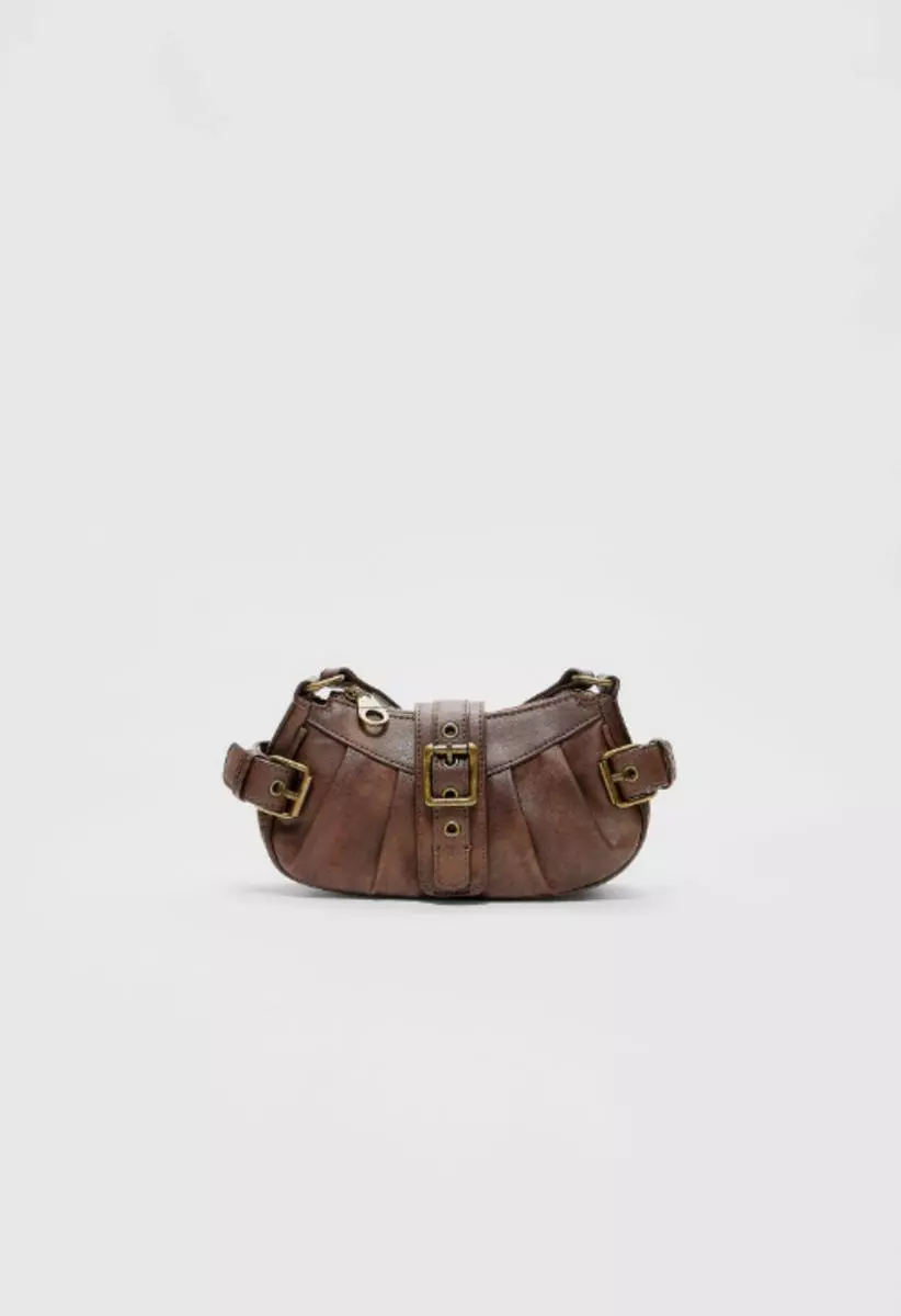 ¡Stradivarius te da la oportunidad que estabas esperando! Los imperdibles chollazos de por menos de 10 euros 10 Moncloa Bolso bandolera hebilla metálica: elegancia y estilo en cada detalle
