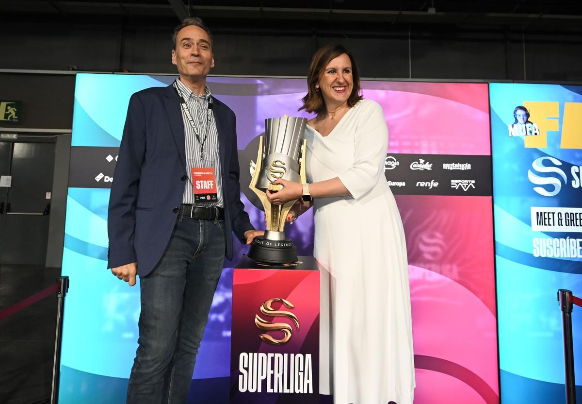 Durante su visita a DreamHack Valencia, la alcaldesa se ha fotografiado con el trofeo de la Superliga, la Liga de e-sports oficial de League of Legends, el videojuego más popular en España.