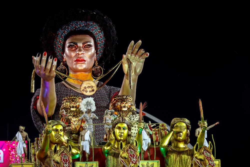 Arranca el Carnaval en Brasil al ritmo de samba.