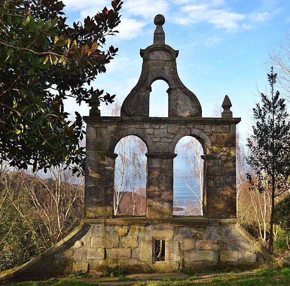 Campanario en el bosque-jardín, desde donde se puede ver Punta Muyeres. | A. M. Serrano