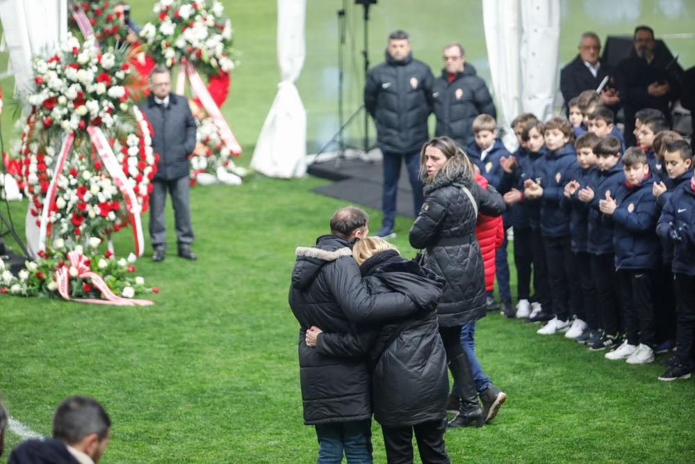 Miles de personas despiden a Quini en un abarrotado estadio de El Molinón