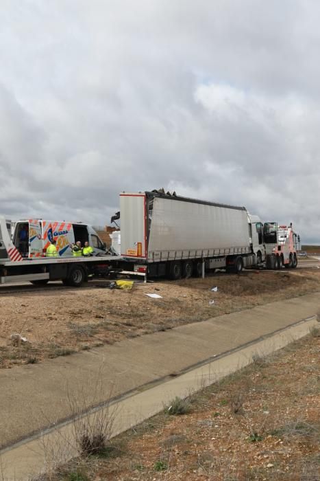 Accidente de dos camiones en la A-66, Zamora