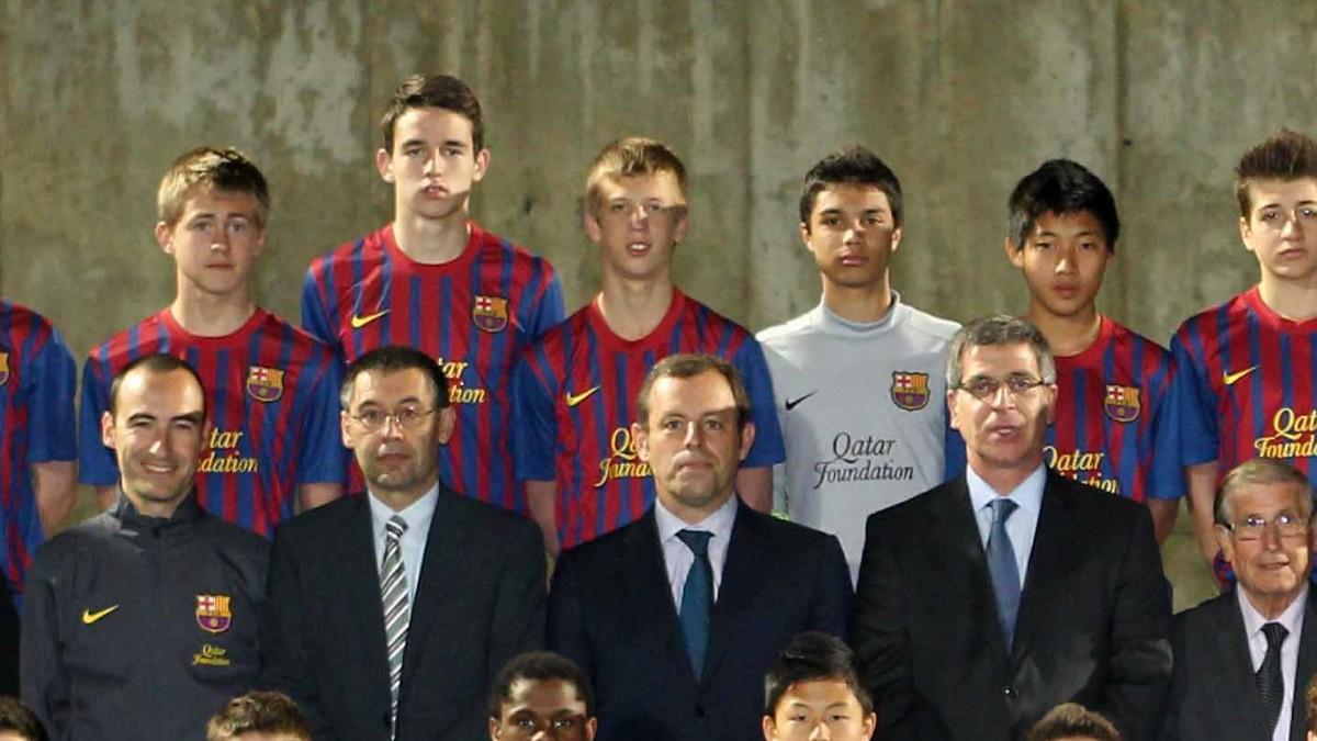 Dani Olmo justo por encima de Sandro Rosell en su etapa infantil en la cantera blaugrana