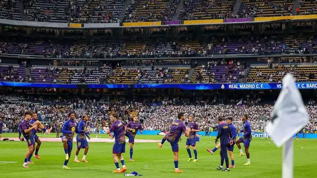 Ambiente de Clásico: los jugadores ya calientan antes del gran duelo